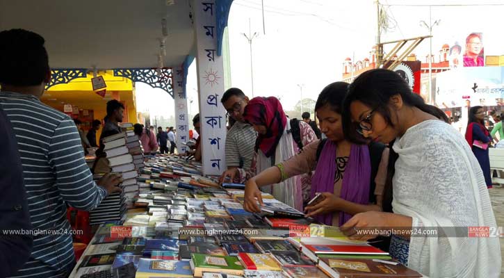 ফাগুনের হাওয়ায় মুখর বইমেলার বিকেল