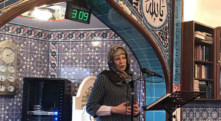 হিজাব মাথায় মসজিদ পরিদর্শনে ব্রিটেনের প্রধানমন্ত্রী