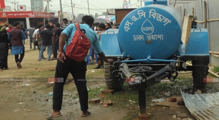 বইমেলায় পানির জন্য ছোটাছুটি