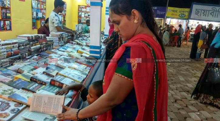 মেলার শেষভাগে তালিকা ধরে বই সংগ্রহ