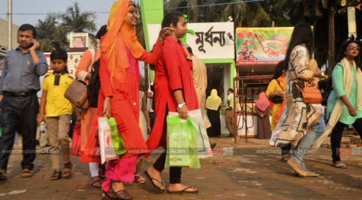 বই কিনতেই ভিড় এখন