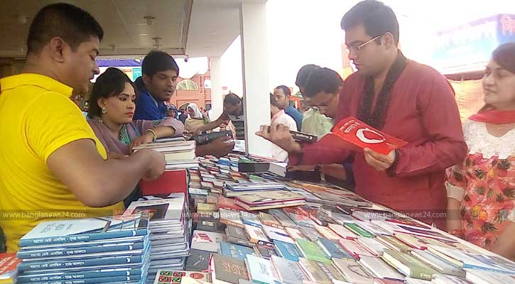 ঝড়-বৃষ্টি সামলে ভিন্নচিত্র বইমেলায়