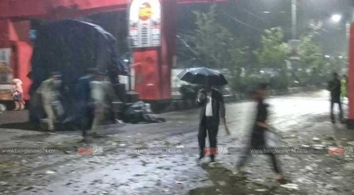 হঠাৎ ঝড়ে এলোমেলা বইমেলা