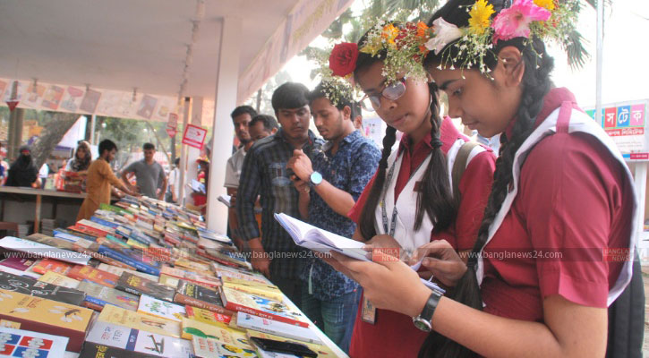 শেষ সময়ে মেলায় শিক্ষার্থীদের ভিড়