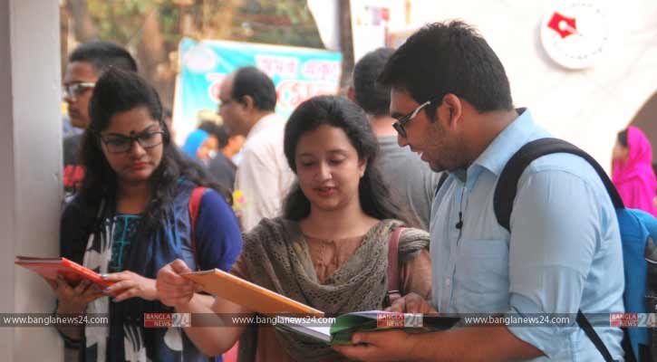 তারুণ্যের আড্ডা-উচ্ছ্বাসে জমজমাট বইমেলা