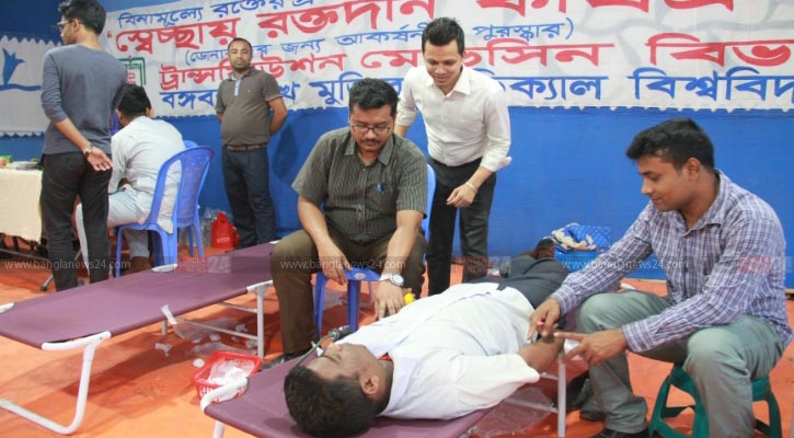 জীবন রক্ষায় বইপ্রেমীদের রক্তদান