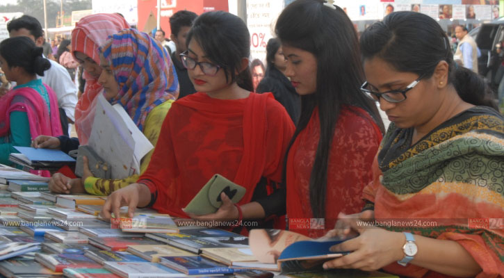 শেষ দিনে বই বিক্রির ধুম