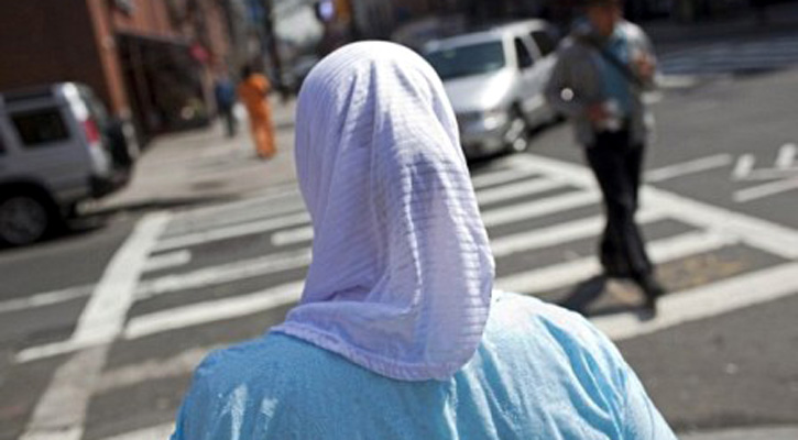 জোর করে হিজাব খুলে ৬০ হাজার ডলার ক্ষতিপূরণ দিচ্ছে পুলিশ