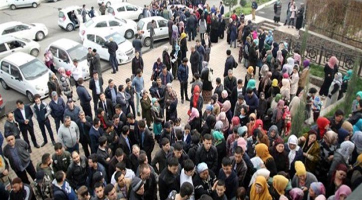 পবিত্র কোরআন কেনার জন্য উজবেকিস্তানে উপচে পড়া ভিড়