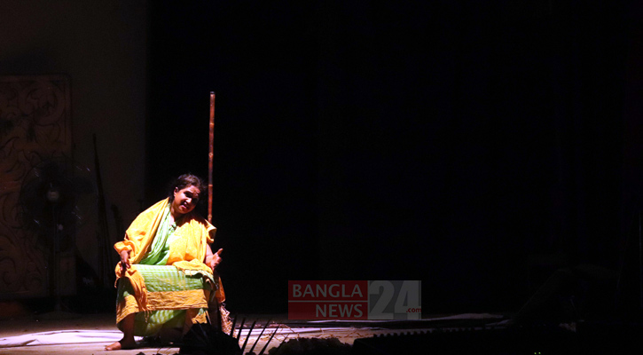 যুদ্ধস্মৃতি ফিরিয়ে কাঁদালো মোমেনার ‘লাল জমিন’