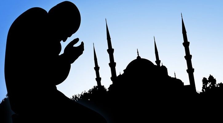 বৃহস্পতি-সোমবার বান্দার আমল পেশ করা হয়