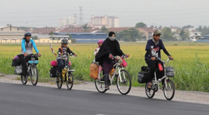 সাইকেলে হজযাত্রায় ইন্দোনেশীয় পরিবার, পেরোবে বাংলাদেশও