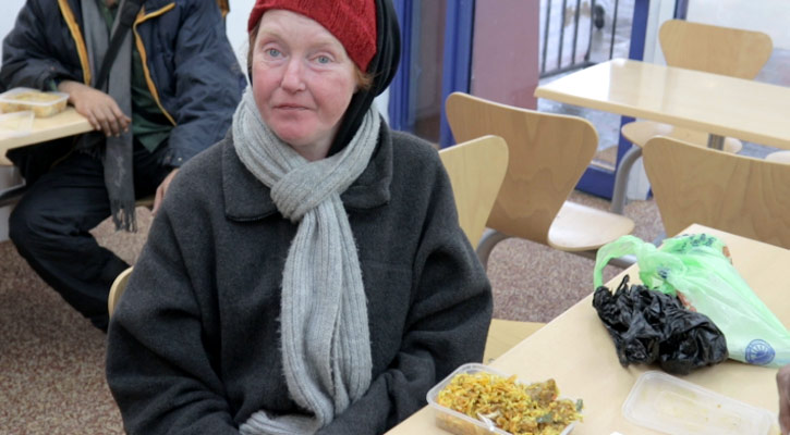 লন্ডনে ৩০০ গৃহহীনকে খাবার দেন এক মুসলিম