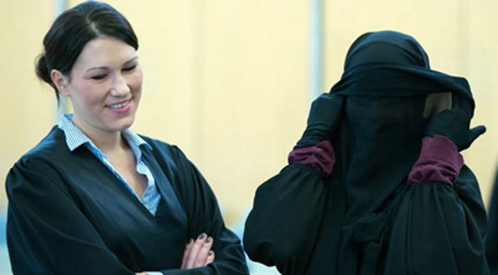 কানাডার আদালতে হিজাব পড়তে পারবেন নারীরা