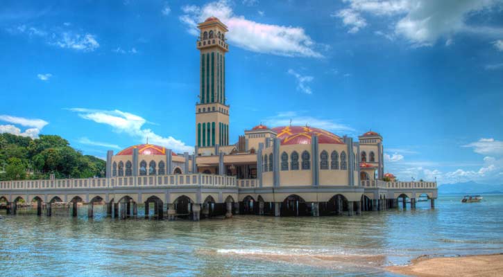 পানির কোলঘেঁষা ৭ দৃষ্টিনন্দন মসজিদ