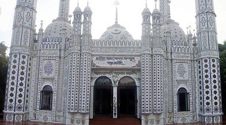 দেবীদ্বারে দৃষ্টিনন্দন ‘সাত গম্বুজ মসজিদ’