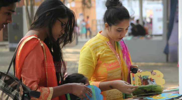 বইমেলার পরিবেশে সন্তুষ্টি, সংগ্রহে পছন্দের বই