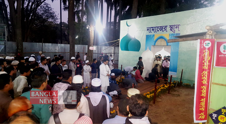বইমেলার ‘মসজিদে’ মুসল্লিদের ভিড়