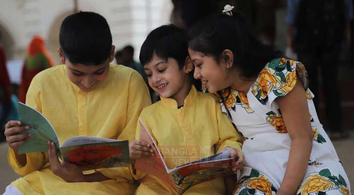 বইমেলা: সকালে শিশুদের, বিকেলে বড়দের পদচারণা