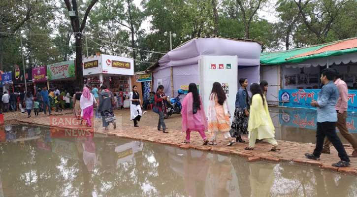 বৃষ্টির চোখ রাঙানিতে শুরু ২৬তম দিনের বইমেলা
