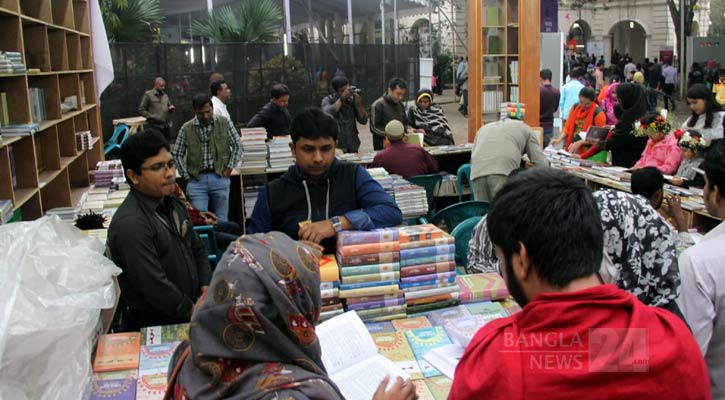 ব্যাগ ভর্তি বই নিয়ে ফিরছেন সবাই