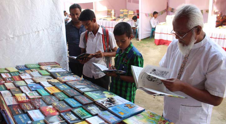 বইমেলায় জমে উঠেছে বেচা-বিক্রি