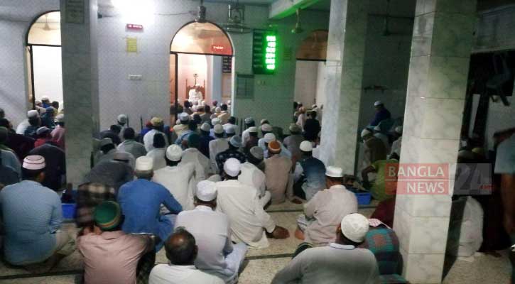 ইবাদত-বন্দেগিতে ব্যস্ত মুসল্লিরা