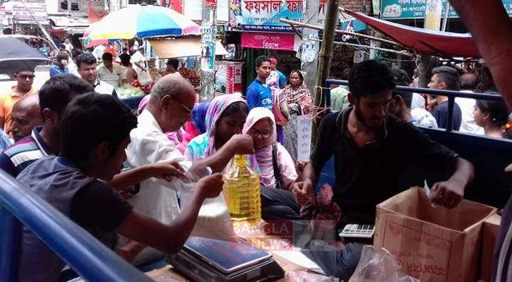 রাজশাহীতে টিসিবির পণ্য বিক্রিতে প্রথম দিনেই বিলম্ব
