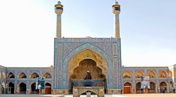 সৌন্দর্যে দীপ্তিমান ইস্পাহান জামে মসজিদ