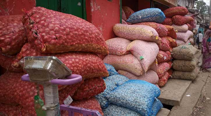 সরবরাহে ঘাটতি দেখিয়ে পেঁয়াজে কৃত্রিম সংকট তৈরির চেষ্টা