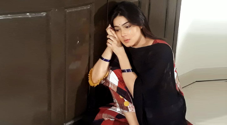 মাহির চোখে ‘আনন্দ অশ্রু’