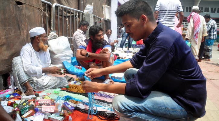 আতর-টুপি বিক্রি বাড়লেও সন্তুষ্ট নন বিক্রেতারা