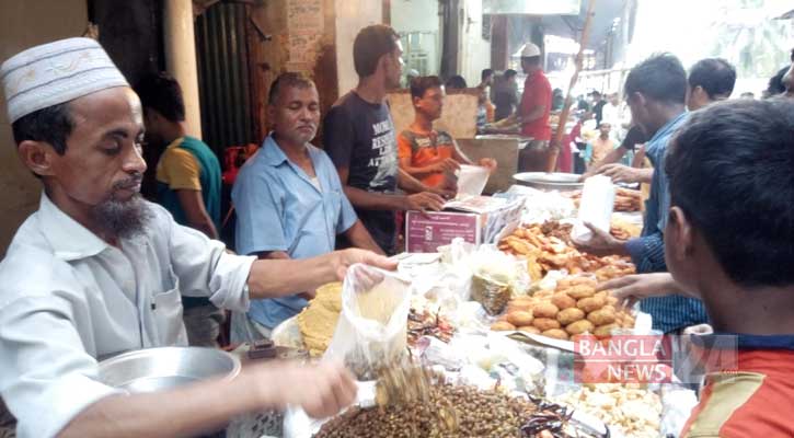 রাজধানীর ফুটপাতে বাহারি ইফতার