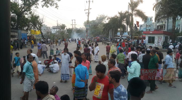 টানা চতুর্থদিনে পাটকল শ্রমিকদের সড়ক অবরোধ