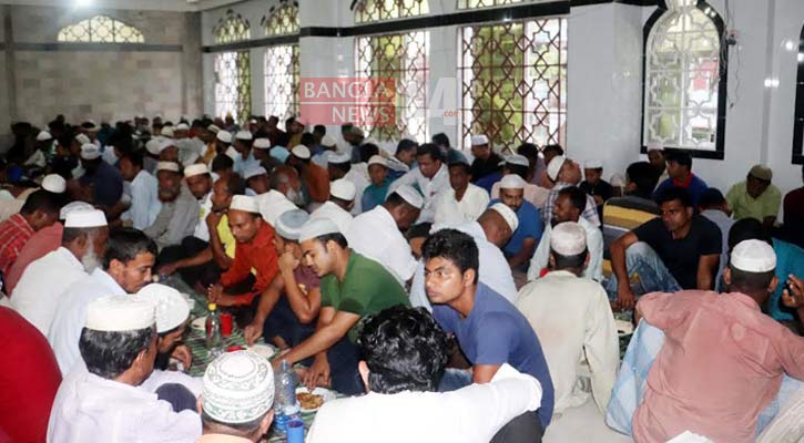 ফেনী জহিরিয়া মসজিদে প্রতিদিন হাজারো রোজাদারের ইফতার