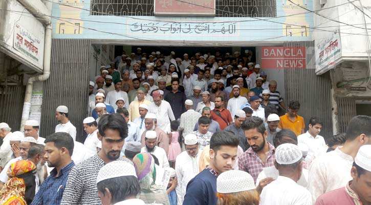 না’গঞ্জে রমজানের প্রথম জুমায় মুসল্লিদের ঢল