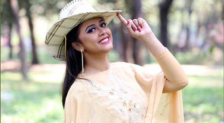 ঐশীর কণ্ঠে ‘ইস্টিশন টু’