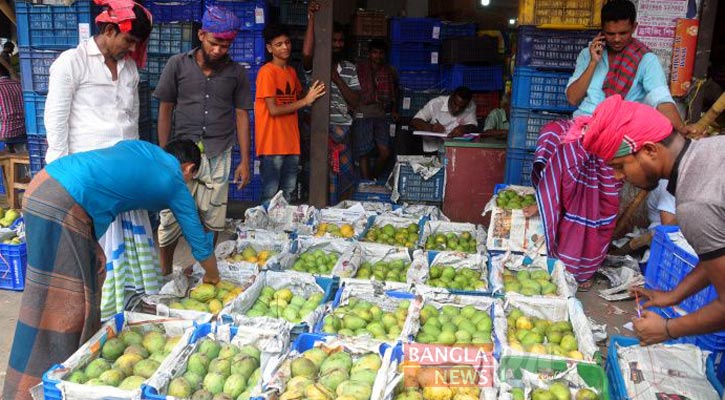 চড়া দামেও পাইকারি আড়তে ফলের ব্যাপক বিকিকিনি