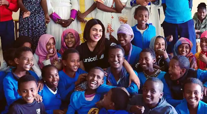 ইথিওপিয়ার স্কুল পড়ুয়াদের সঙ্গে প্রিয়াঙ্কা