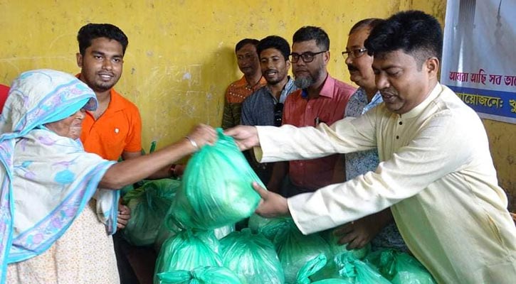 ক্রিসেন্ট জুট মিলের শ্রমিকদের মধ্যে ইফতার সামগ্রী বিতরণ