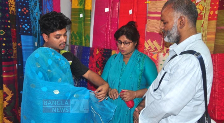 ঈদ সামনে রেখে শিল্পকলায় জমে উঠেছে জামদানি মেলা