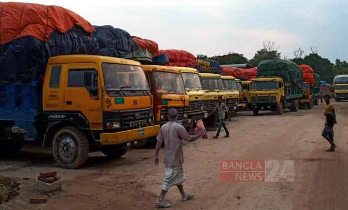 ভারতে রপ্তানির অপেক্ষায় বন্দরে ট্রাকের দীর্ঘ সারি 