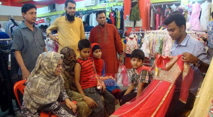 ফেনীর শপিংমলে দিন-রাত একাকার