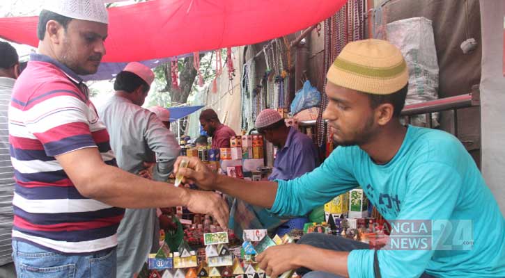 জমে উঠেছে আতর-টুপির বিকিকিনি