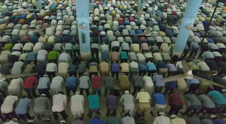 পবিত্র রজনীতে ইবাদতে মশগুল মুসল্লিরা  