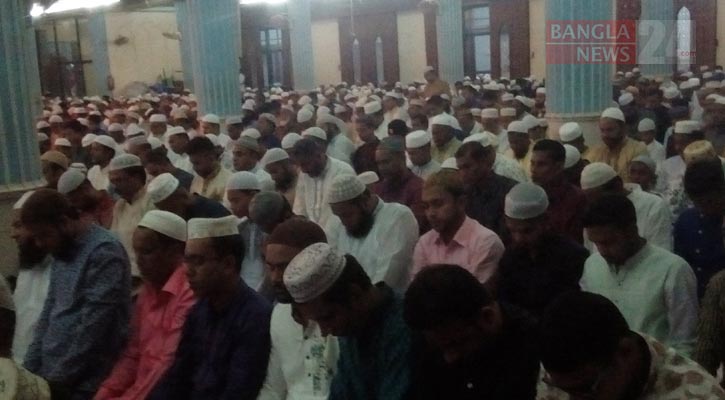 বৃষ্টি উপেক্ষা করে বায়তুল মোকাররমে ঈদের দ্বিতীয় জামাত