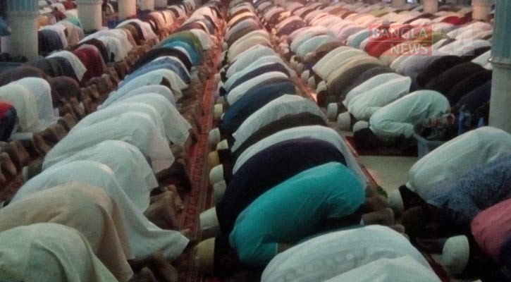 বৃষ্টিতেও বায়তুল মোকাররমে ঈদের ৩য় জামাতে মুসল্লিদের ঢল