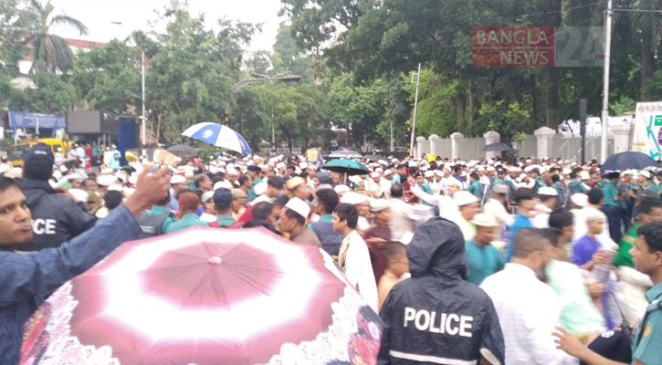 বৃষ্টি উপেক্ষা করেই জাতীয় ঈদগাহে মুসল্লিদের ঢল