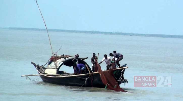 রুপালি ইলিশের অপেক্ষায় জেলেরা