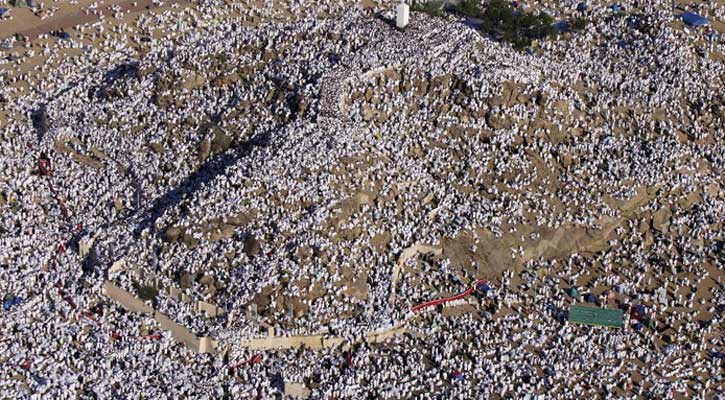 ‘লাব্বাইক লাব্বাইক’ ধ্বনিতে মুখরিত আরাফাত ময়দান
